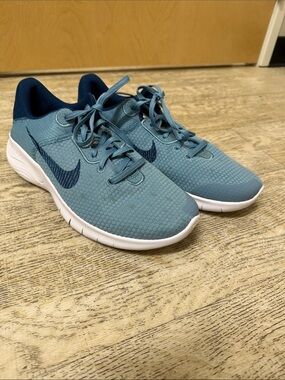 Nike Men's Teal Athletic Running Shoes with Navy Swoosh Size 10